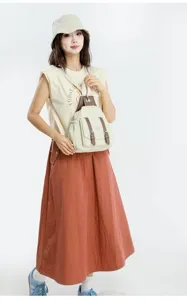 Vista dettagliata dello zaino in tela da donna con finiture in pelle marrone e fibbie.