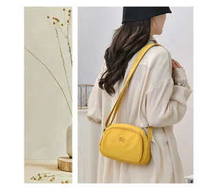 Vue détaillée du sac bandoulière jaune décontracté porté par le modèle, design léger.