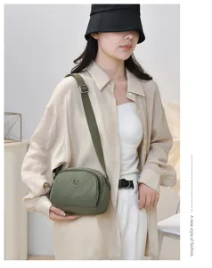 Petit sac bandoulière casual et minimaliste avec compartiments pour voyage et quotidien.