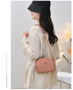 Vue détaillée du sac bandoulière décontracté pour femme, multi-compartiments, rose.