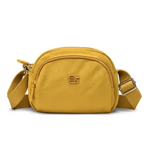 Sac bandoulière jaune minimaliste décontracté avec plusieurs compartiments pour voyage et quotidien