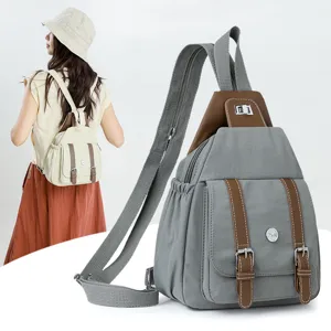Zaino piccolo convertibile da donna, zainetto casual in nylon con dettagli in pelle.