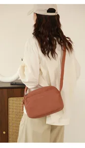Vista dettaglio di borsa a tracolla casual in nylon, accessorio pratico per uso quotidiano.