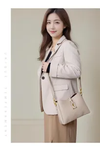 Crossbody shoulder bag for women, large capacity commuter underarm bag, trendy new style.