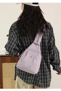 Λεπτομερής παρουσίαση της casual γυναικείας τσάντας χιαστί σε ανοιχτό μωβ χρώμα.