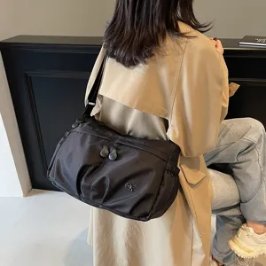 Sac à bandoulière noir en nylon élégant, grand sac fourre-tout décontracté pour le travail quotidien.