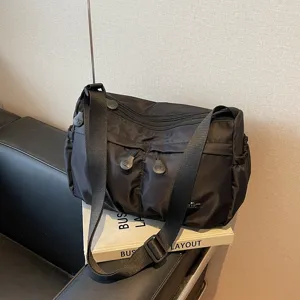 Sac à bandoulière noir en nylon pour femme, sac fourre-tout décontracté pour travail quotidien.