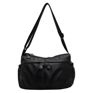 Sac bandoulière en nylon noir pour femme avec poches multiples, sac fourre-tout élégant.