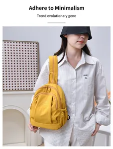 Zaino in tela gialla elegante per uso quotidiano, con tasche multiple e design moderno.