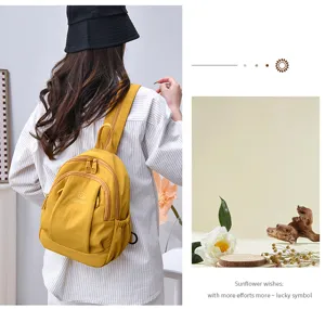 Vista dettagliata dello zaino giallo elegante in tessuto impermeabile con comode tasche multiple.