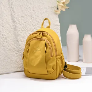 Piccolo zaino casual giallo impermeabile, zainetto leggero da donna per viaggi all aperto.
