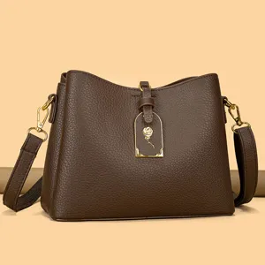 Brown shoulder bag for women, large capacity chic PU leather crossbody tote bag.