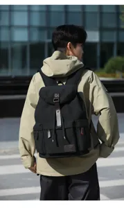 Vista di dettaglio dello zaino in tela resistente da uomo, borsa da lavoro casual nera