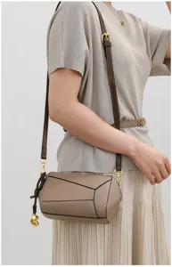 Detailansicht der geometrisch gestalteten Leder-Umhängetasche am Model, stilvolles Design.