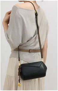 Geometrische Umhängetasche für Damen, stilvolle Handtasche aus Leder mit verstellbarem Riemen.