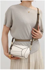 Modische Umhaengetasche fuer Damen mit einem einzigartigen geometrischen Design im Alltag.