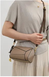 Modische braune geometrische Umhängetasche für Damen, elegante Leder Zylindertasche Alltag.