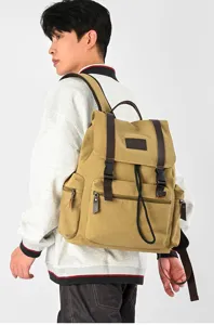 Detailansicht des Vintage-Leinenrucksacks mit Lederriemen, ideal für den Weg zur Arbeit.