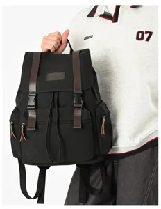 Lässiger Canvas-Rucksack mit braunen Lederriemen und praktischen Fächern für den Alltag.