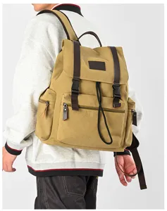 Detailansicht des khaki-farbenen Rucksacks aus Canvas mit Lederriemen und robusten Schnallen.