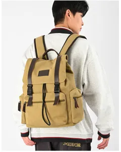 Detailaufnahme eines modischen Canvas-Laptop-Rucksacks am Model mit strapazierfähigen Gurten.