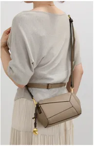 Elegante geometrische Leder-Umhängetasche für Damen, stilvolle Pendler-Schultertasche mit Chic.