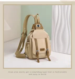 Lässiger kleiner Nylon-Rucksack Detail zeigt beigen Stoff, braunen Lederbesatz & Metallschloss.