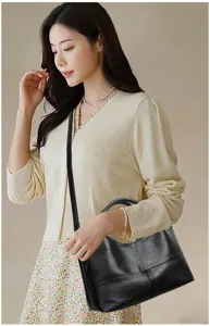 Borsa a tracolla nera classica da donna, elegante borsa vintage in pelle con consistenza.