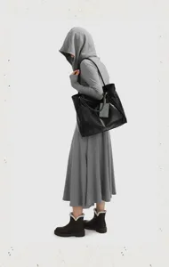 Minimalist black large capacity tote bag for women, versatile single shoulder commuting bag.