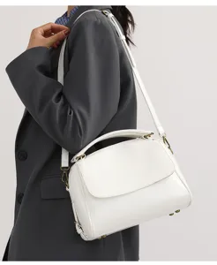 Vista dettagliata della borsa a tracolla da donna in pelle PU bianca, design retrò elegante.