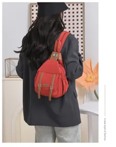 Lässiger Nylon Brustbeutel für Damen, vintage roter Umhängebucksack mit braunen Lederdetails.