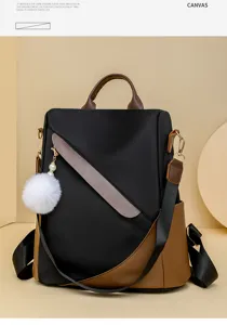 Detailaufnahme des stilvollen zweifarbigen Rucksacks mit flauschigem Bommel und stabilen Gurten.