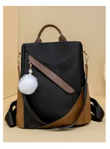 Schicke Damen Rucksack Detailansicht mit Kontrastfarbe und süßem Plüschball Anhänger.