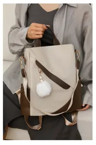 Eleganter zweifarbiger Damen Rucksack mit grossem Fassungsvermögen und flauschigem Anhänger.