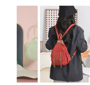 Detailansicht des stilvollen roten Nylon-Rucksacks mit Textur und verstellbaren Trägern.