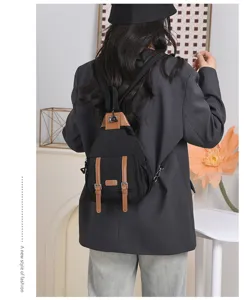 Detailansicht eines Retro Damen Nylon Brustrucksacks mit braunem Lederbesatz für den Alltag.