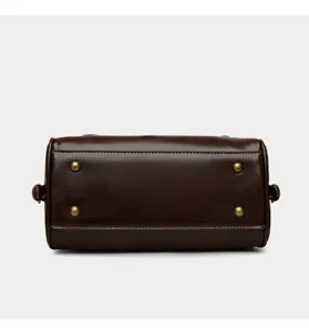 Vista dettagliata del fondo della borsa da donna in pelle PU marrone con piedini.