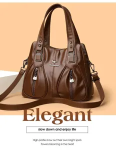 Nahaufnahme der braunen Handtasche aus weichem Leder mit hochwertiger Textur und edlen Metalldetails.