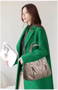 Khaki weiche Ledertasche fuer Damen, schlichte Schultertasche mit grossem Fassungsvermogen.