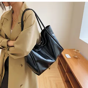 Einfashionliche schwarze weiche Ledertasche, große Kapazität Schulter- und Achseltasche.