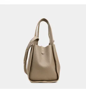 Elegante bolso bombonera de cuero con asas y correa en taupe para mujer uso diario casual