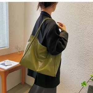 Detailansicht der grünen weichen Ledertragetasche, elegante Schultertasche für den Alltag.