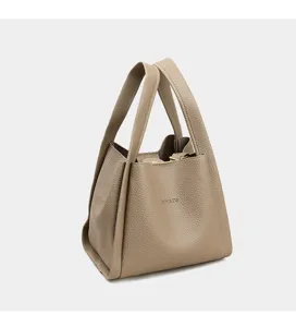 Bolso cubo de cuero taupe con asas y diseño minimalista elegante para mujer uso diario.