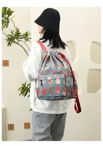 Detailansicht des niedlichen Cartoon-Hasen-Rucksacks mit roten Riemen und Fronttasche.