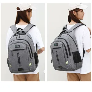Detailansicht des grauen Freizeitrucksacks, zeigt Fächer, Schultergurte und Rückseite.