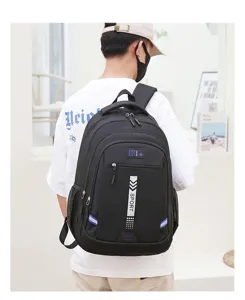 Nahaufnahme eines vielseitigen schwarzen Rucksacks mit Reißverschlüssen und Gurten.