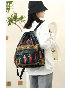 Detailansicht des Rucksacks mit ethnischem Print, zeigt traditionelle Muster und Stauraum.