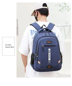 Detaillierte Ansicht des blauen Rucksacks mit stabilen Schultergurten und vielen Fächern.
