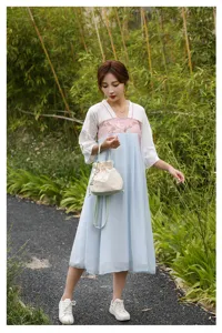 Chinese style embroidered handbag for women, chic casual crossbody bag with floral design.