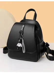 Ein stilvoller schwarzer Damen Rucksack aus Leder mit Bärenanhänger für Freizeit und Alltag.